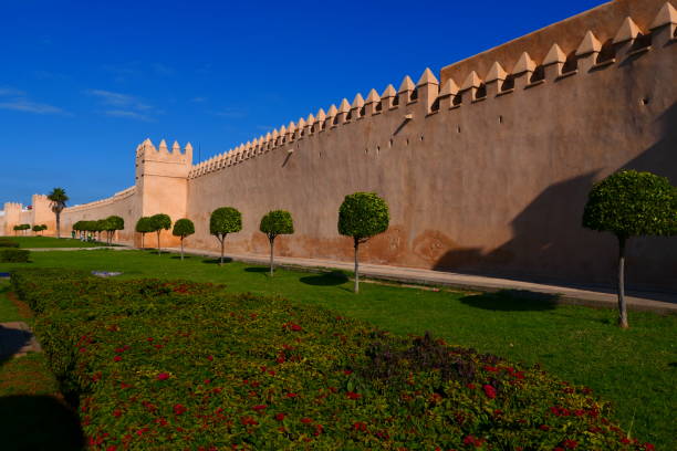 die stadtmauern der medina von salé, marokko - salé city stock-fotos und bilder