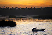kleines-boot-als-silhouette-bei-sonnenuntergang-teil-der-wechselnden-landschaft-und-des.jpg?b=1&s=170x170&k=20&c=FrVLjIbB35OL2XWQml-r_7JrINmMO0p4s5KO2Z5G4DE=