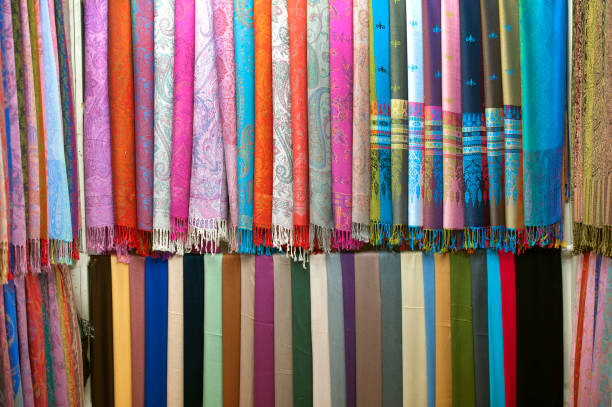エジプト、ナイル川、アスワン自治州コムオンボ市場バザールのテキスタイル見本、スカーフ、ショール