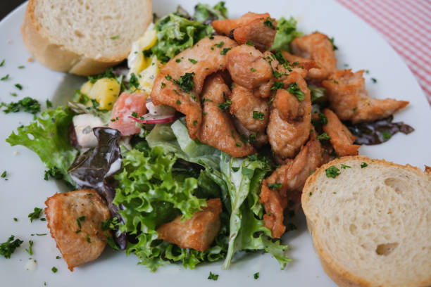 healthy chicken caesar salad - salad caesar salad main course restaurant 뉴스 사진 이미지