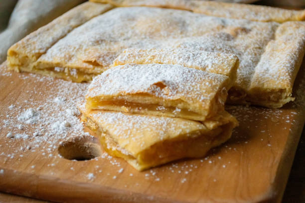 вкусный лимонный пирог с сахарной пудрой на деревянной кухонной доске - lemon meringue pie pie pastry crust portion стоковые фото и изображения