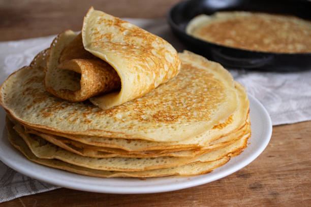 crêpes (blini russe) sur fond bois, vue de dessus. crêpes fines et fraîches faites maison pour le petit-déjeuner - pancake blini russian cuisine french cuisine photos et images de collection