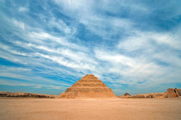 la pyramide à degrés de djéser, saqqarah, près de gizeh, le caire, égypte. - saqqara egypt pyramid shape pyramid photos et images de collection