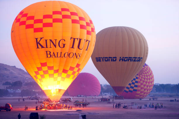 balões de ar quente sobem ao céu ao amanhecer, luxor, rio nilo, egito - traditional festival adventure air air vehicle - fotografias e filmes do acervo