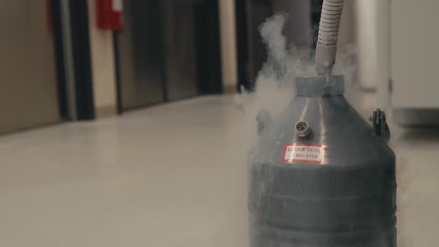 Vapor Generation During the Filling of a Liquid Nitrogen Dewar - Close Up