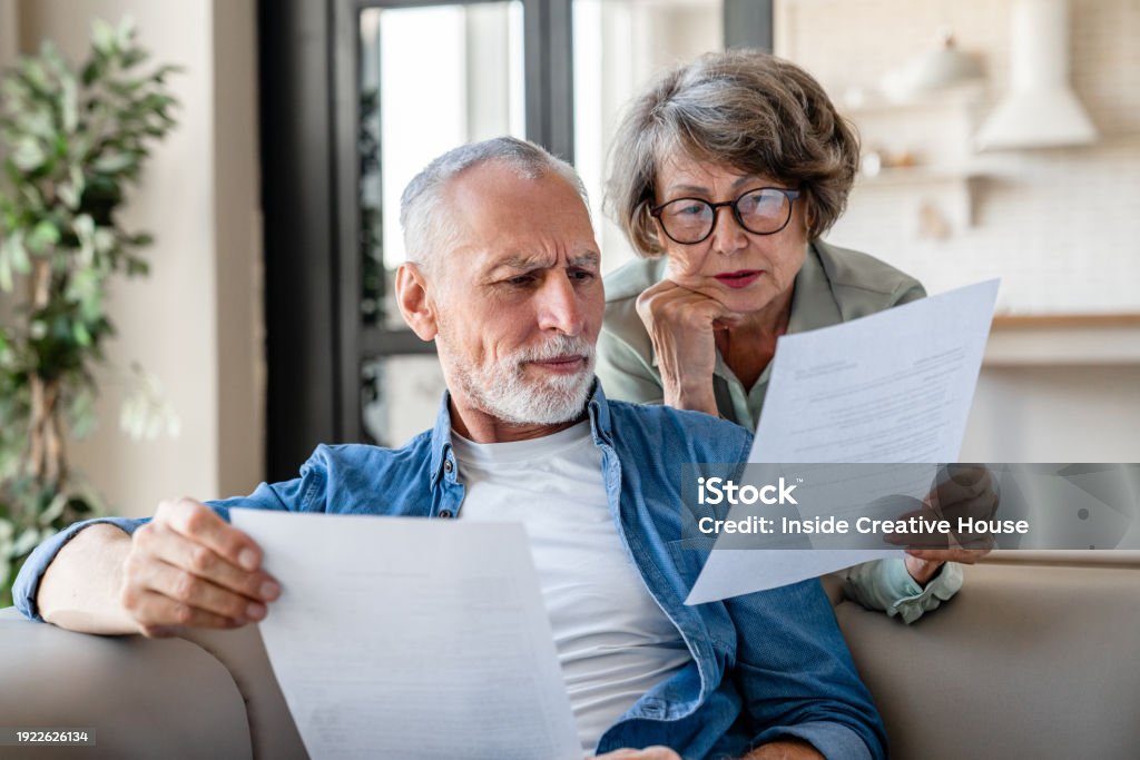 Ältere Großeltern lesen Dokumente, haben Probleme mit Schulden mit Geldverlust - Lizenzfrei Testament Stock-Foto Ältere Großeltern lesen Dokumente, haben Probleme mit Schulden mit Geldverlust - Lizenzfrei Testament Stock-Foto