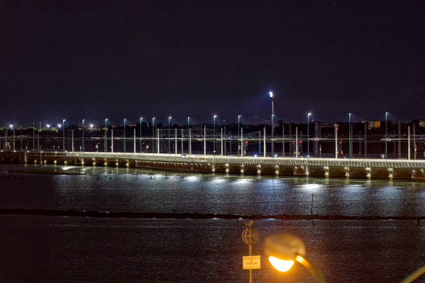 vista panorâmica do mar mediterrâneo com porto e ponte da represa na cidade italiana de veneza à noite. - dam venice italy mediterranean sea italy - fotografias e filmes do acervo