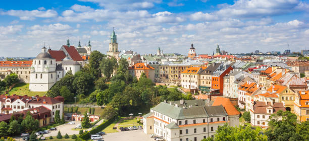 루블린 (Lublin)의 역사적인 도심의 탁 트인 스카이 라인 스톡 사진