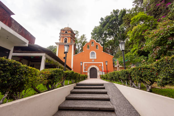 façade de la chapelle de santo santiago, uruapan, mich. - uruapan photos et images de collection