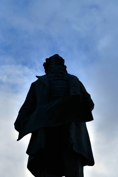 titus salz statue silhouette - aredale stock-fotos und bilder