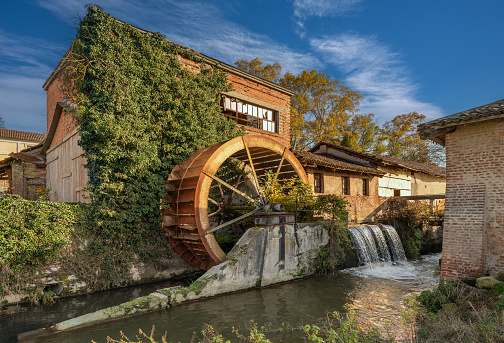 In May 2020, right after the lockdown due to Covid Crisis, parisian people are visiting the old town of Moret-sur-Loing and enjoyed the Loing River freshness because they are not allowed to go further than 100km away from home.