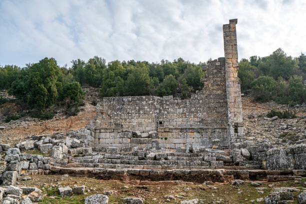 uzuncaburç近くのオルバの風光明媚な景色は、トルコのメルスィン県にある遺跡です。 - uzuncaburc temple roman mediterranean culture ストックフォトと画像