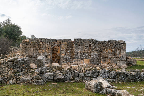 uzuncaburç近くのオルバの風光明媚な景色は、トルコのメルスィン県にある遺跡です。 - uzuncaburc temple roman mediterranean culture ストックフォトと画像