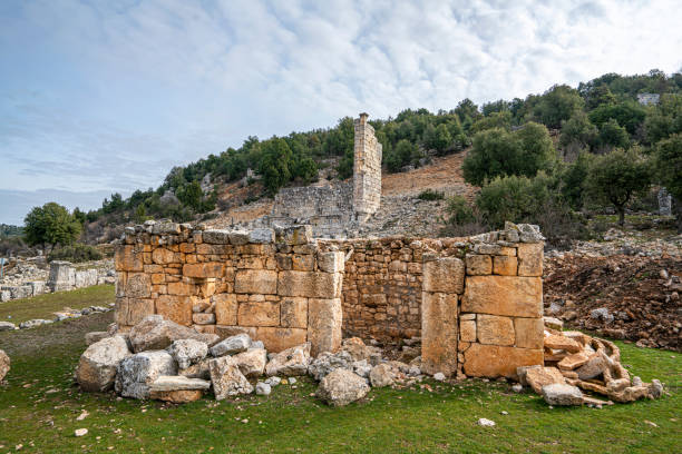 uzuncaburç近くのオルバの風光明媚な景色は、トルコのメルスィン県にある遺跡です。 - uzuncaburc temple roman mediterranean culture ストックフォトと画像