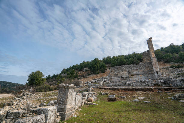 uzuncaburç近くのオルバの風光明媚な景色は、トルコのメルスィン県にある遺跡で�す。 - uzuncaburc temple roman mediterranean culture ストックフォトと画像