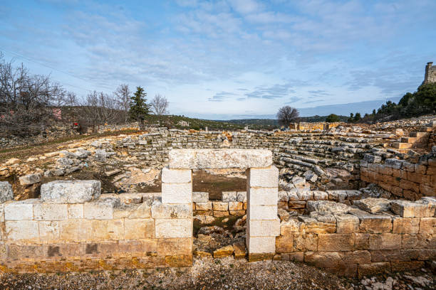 uzuncaburç近くのオルバの風光明媚な景色は、トルコのメルスィン県にある遺跡です。 - uzuncaburc temple roman mediterranean culture ストックフォトと画像