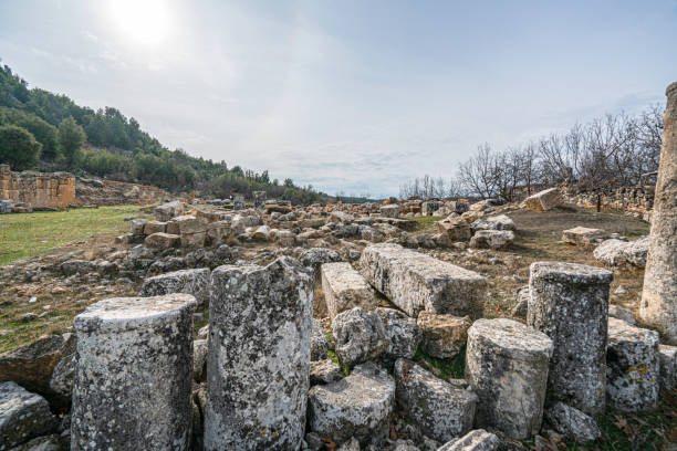 uzuncaburç近くのオルバの風光明媚な景色は、トルコのメルスィン県にある遺跡です。 - uzuncaburc temple roman mediterranean culture ストックフォトと画像