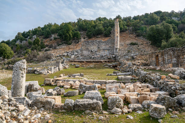 uzuncaburç近くのオルバの風光明媚な景色は、トルコのメルスィン県にある遺跡です。 - uzuncaburc temple roman mediterranean culture ストックフォトと画像