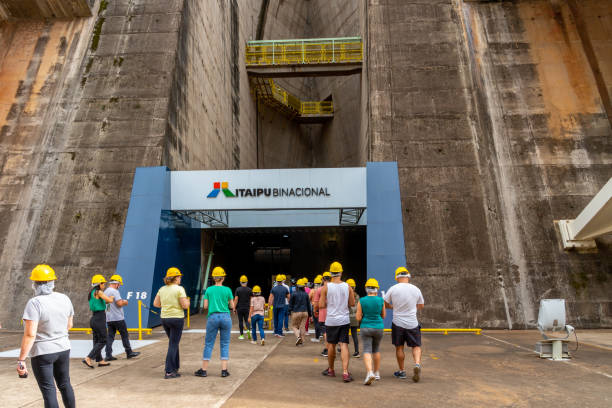 turyści odwiedzający elektrownię itaipu w foz do iguacu, brazylia. - itaipu dam zdjęcia i obrazy z banku zdjęć