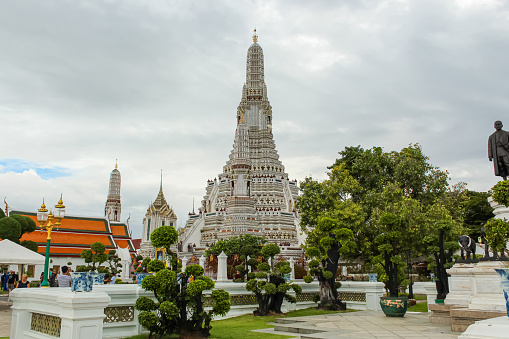 Wat Arun or Wat Arun Ratchawararam is an important temple in Bangkok. Located by the Chao Phraya River Nearby there is a pier that can travel to Wat Pho.