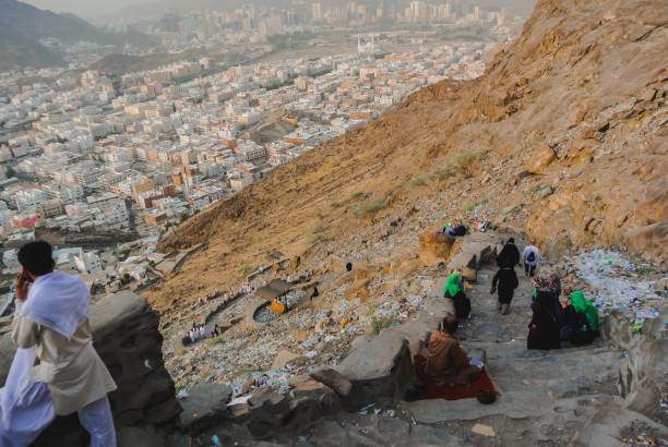 muslim pilgrims climbing at  jabal al nour mountain - ヒラーの洞窟 ストックフォトと画像