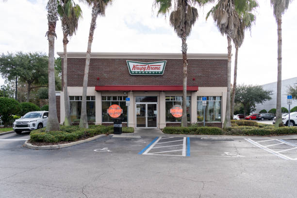 un magasin krispy kreme est présenté à orlando, en floride, aux états-unis. - krispy kreme photos et images de collection