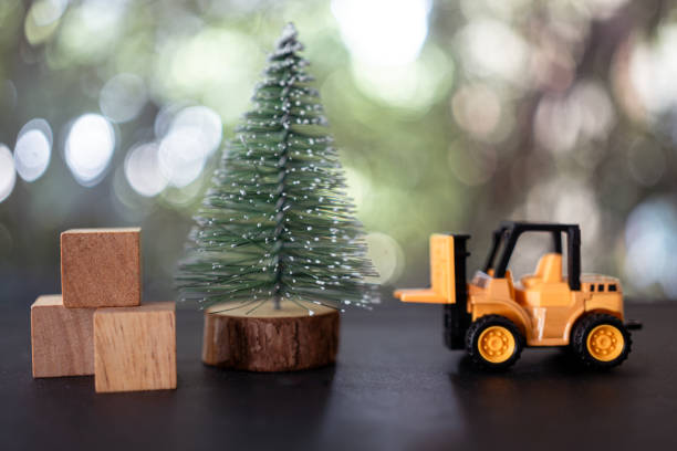 modelo de brinquedo de empilhadeira pronto para mover a árvore de natal. - pick up truck truck toy figurine - fotografias e filmes do acervo