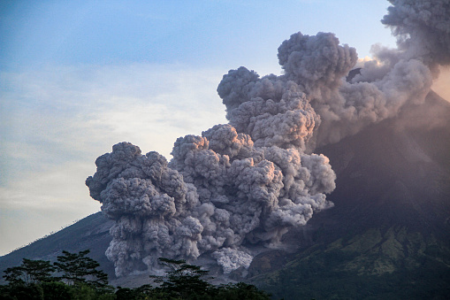 Mount Merapi is again spewing hot clouds with a sliding distance of up to 1600 M at 05.59 WIB