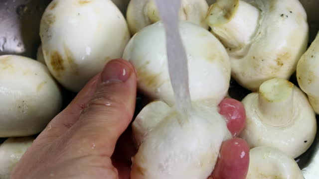 Cleaning white mushrooms