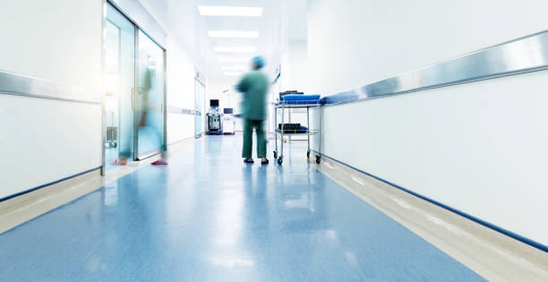 doctors and nurses walking in the hospital hallway - doctor domestic room cabinet cabinet member photos et images de collection