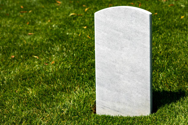 une pierre tombale en marbre blanc sur une pelouse du cimetière national d’arlington. - arlington national cemetery tombstone arlington virginia cemetery photos et images de collection