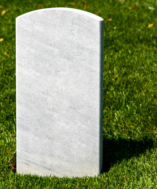 photo verticale d’une pierre tombale blanche sur une pelouse du cimetière national d’arlington. - arlington national cemetery tombstone arlington virginia cemetery photos et images de collection