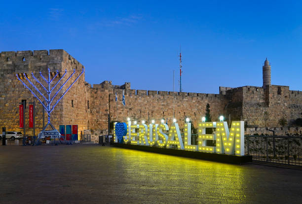 installation “i love jerusalem” against the background of the walls of the old city and the tower of david - jerusalem judaism david tower - fotografias e filmes do acervo