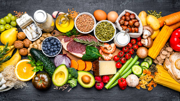 composition aliments sains disposés en rangée sur fond sombre - carbohydrate ingredient food state choice photos et images de collection