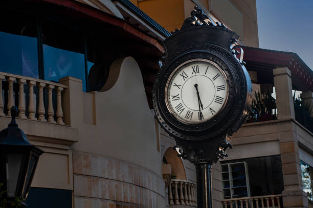 römische uhr mit römischen ziffern für den außenbereich - römisch 6 stock-fotos und bilder