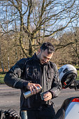 junger-mann-mit-motorrad-und-kaffee.jpg?b=1&s=170x170&k=20&c=P-vwfsK43k8mHhWudBOU_eIJmE0fO8SyRrBJ3LVOy1c=