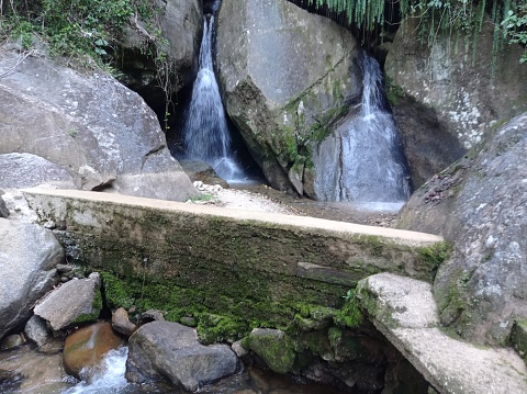 Cachoeira em meio a pedras
