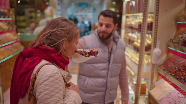 SLO MO Spice Showcase: Turkish Vendor Introduces Aromatic Flavors to Delighted Female Customer #SpiceMarketDiscovery