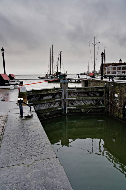 bloqueio do porto interno do monumento nacional holandês fechado impedir inundações na cidade histórica de hoorn - sailboat pier bridge storm - fotografias e filmes do acervo