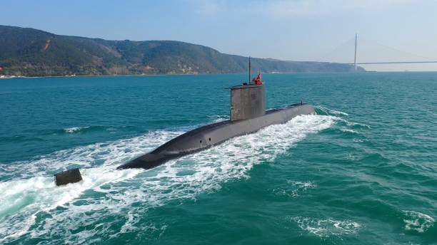 submarino da marinha em andamento em águas calmas agitando a bandeira turca - sub sea - fotografias e filmes do acervo