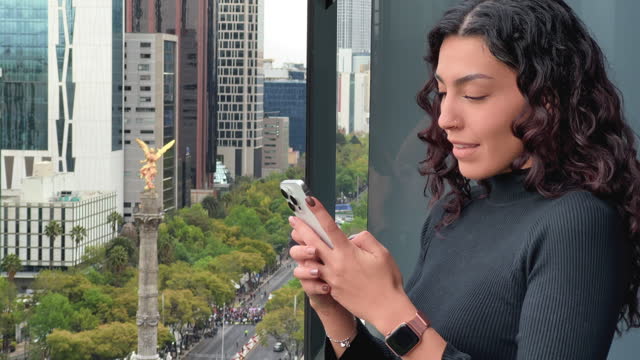 Bussines woman texting in Mexico City