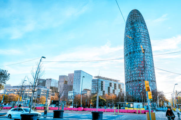 башня глориес и окружающие ее здания в барселоне, испания - arch casa battlo antonio gaudi spain стоковые фото и изображения