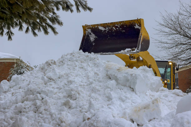un camión quitanieves retira la nieve del estacionamiento después de una fuerte nevada - snowplow snow parking lot truck fotografías e imágenes de stock