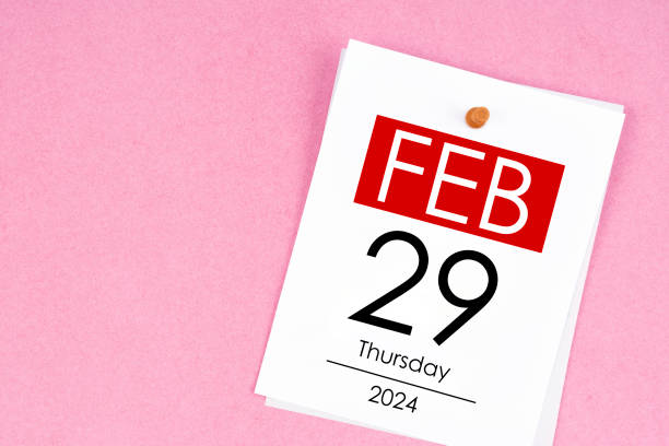 29. februar, kalender für den 29. februar und stecknadel aus holz. schaltjahr, zwischentag, bissextil. - calendar calendar date reminder thumbtack stock-fotos und bilder