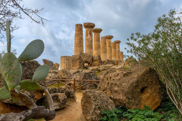 神殿の谷にあるヘラクレス神殿の眺め - temple of heracles ストックフォトと画像