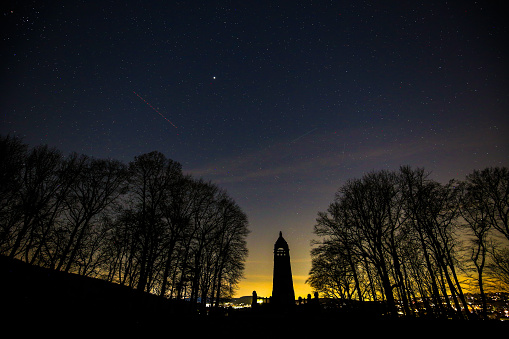 Monumento Berger con cielo estrellado en Hohenstein (Witten)