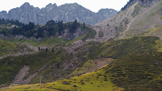 Vue rapprochée des pics des Pyrénées, depuis la station de ski de la Mongie