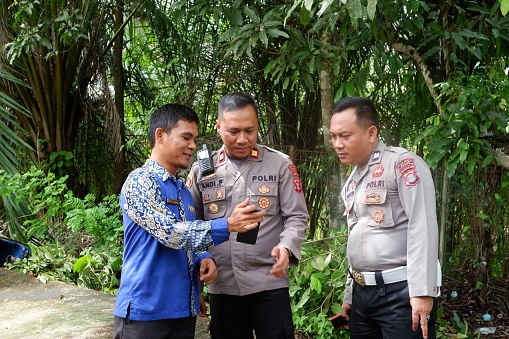 kuaro kalimantan timur, indonesia 12 january 2023. Two police officers were seen chatting with the village head