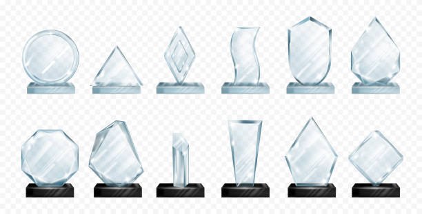 трофей из прозрачного глянцевого стекла для победителя соревнования или конкурса. векторные изолированные реалистичные хрустальные знач� - award trophy glass crystal stock illustrations