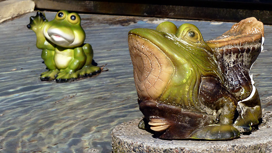 Fountain with decorative frogs